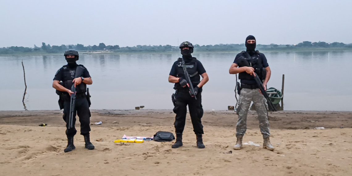 Detuvieron a un narco que llevaba una mochila llena panes de cocaína valuados en 55 millones de pesos