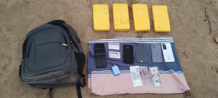 Detuvieron a un narco que llevaba una mochila llena panes de cocaína valuados en 55 millones de pesos