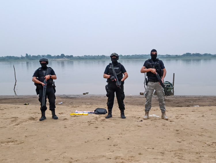 Detuvieron a un narco que llevaba una mochila llena panes de cocaína valuados en 55 millones de pesos