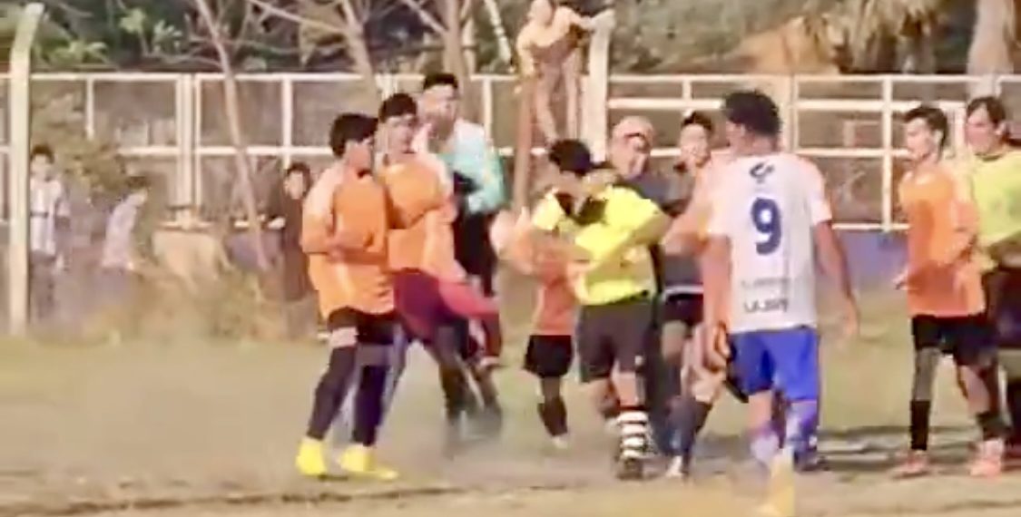 Brutal golpiza a un árbitro en un partido de fútbol; hay un detenido (video)