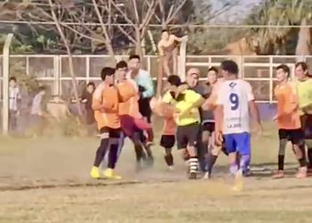 Brutal golpiza a un árbitro en un partido de fútbol; hay un detenido (video)