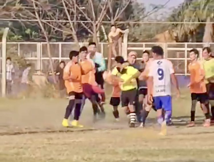 Brutal golpiza a un árbitro en un partido de fútbol; hay un detenido (video)
