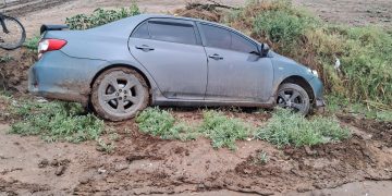 Un niño de 9 años subió a un auto con la llave puesta, lo encendió, manejó y terminó en un zanjón