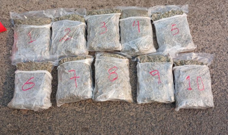 Una pareja transportaba en moto más de ocho kilos de marihuana, quedaron detenidos