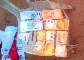 Compartieron tragos y en un descuido le sustrajo una mochila llena de dinero