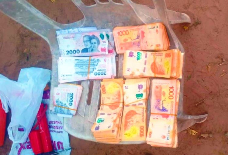 Compartieron tragos y en un descuido le sustrajo una mochila llena de dinero