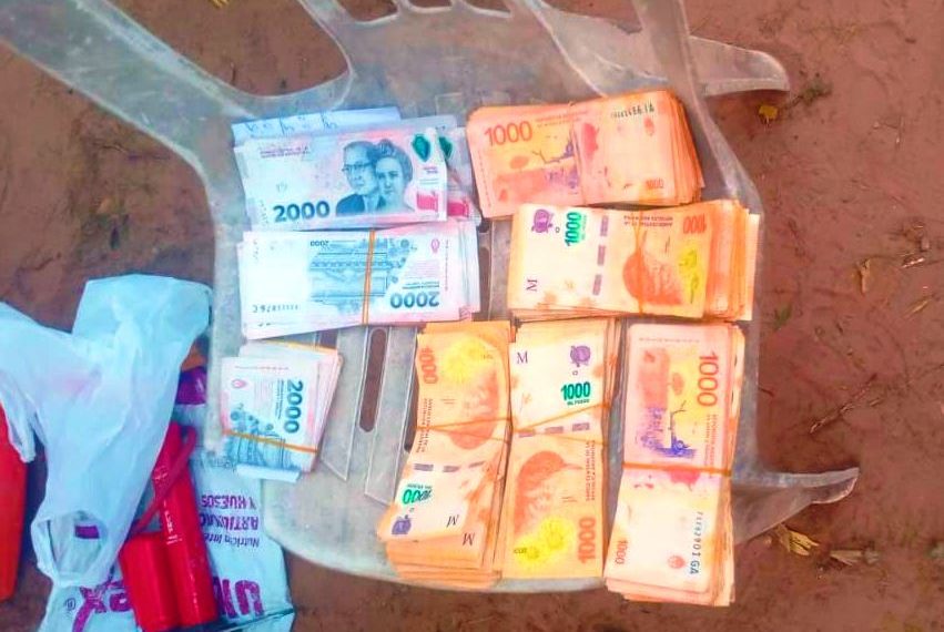 Compartieron tragos y en un descuido le sustrajo una mochila llena de dinero