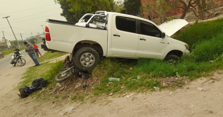 Falleció un motociclista al ser aplastado por una camioneta