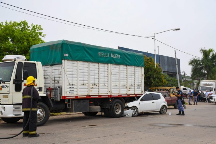 Automovilista de 78 años chocó de atrás a un camión estacionado y falleció en el lugar