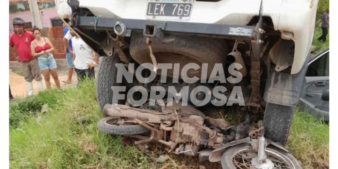 Falleció un motociclista al ser aplastado por una camioneta