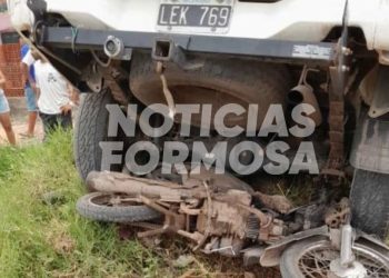 Falleció un motociclista al ser aplastado por una camioneta