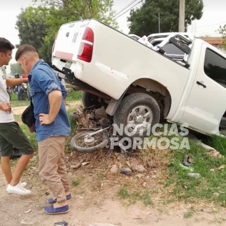 Falleció un motociclista al ser aplastado por una camioneta