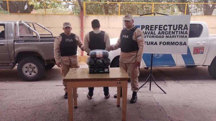 Prefectura detuvo a «lancheros» que ingresaron cogollos de marihuana en «Doña Lola»