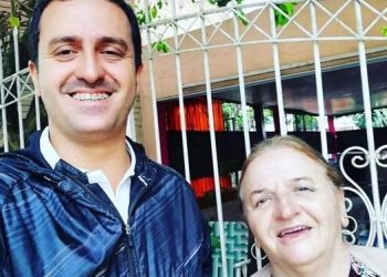 Eber Solís saludó a su madre por el día del profesor: «Mi profe preferida, mi madre»