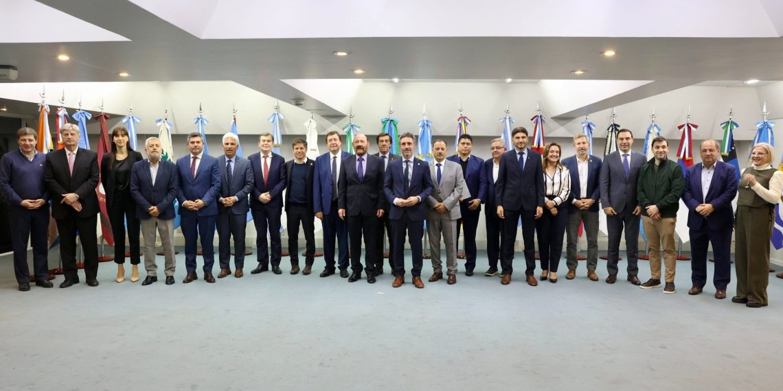 Pedido de los gobernadores a Milei: obras públicas y pago de deudas. También firmó Insfrán