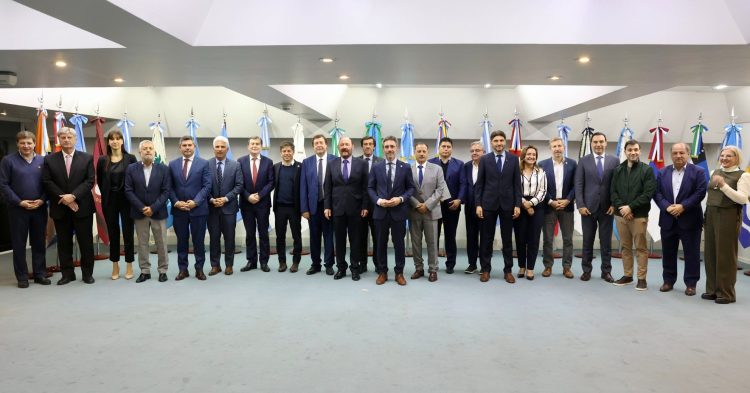 Pedido de los gobernadores a Milei: obras públicas y pago de deudas. También firmó Insfrán