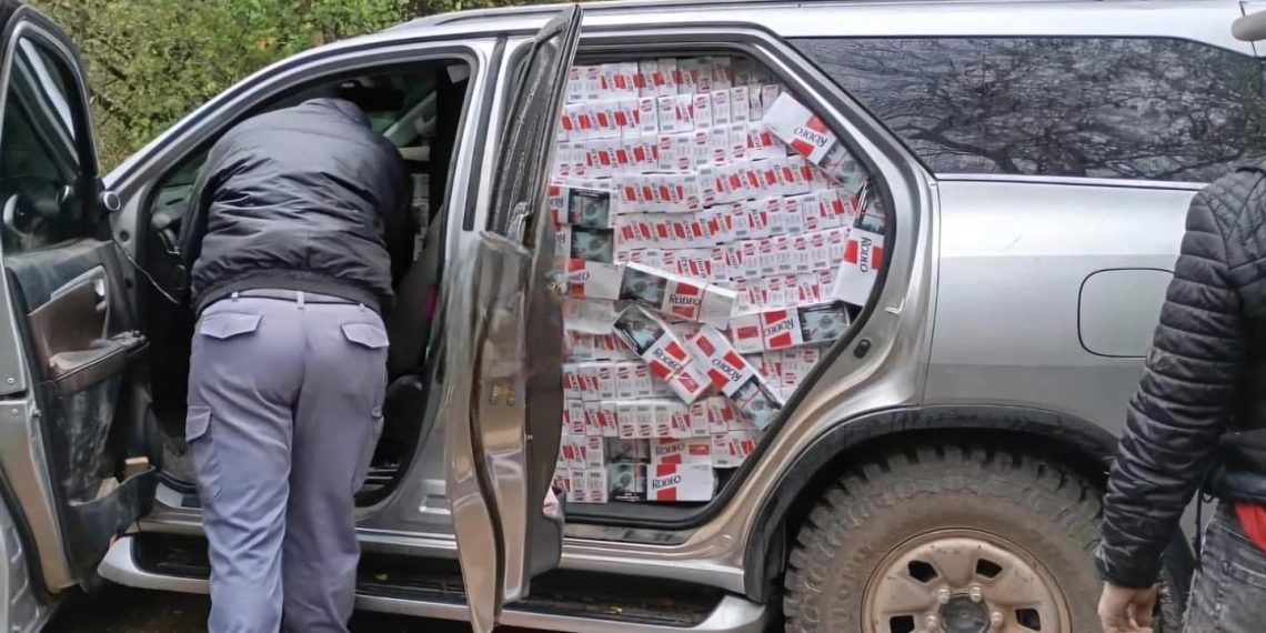 Contrabando: La Policía secuestró dos camionetas con cajas de cigarrillos y radios de comunicación en Ibarreta
