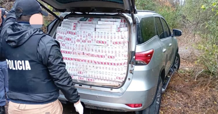 Contrabando: La Policía secuestró dos camionetas con cajas de cigarrillos y radios de comunicación en Ibarreta