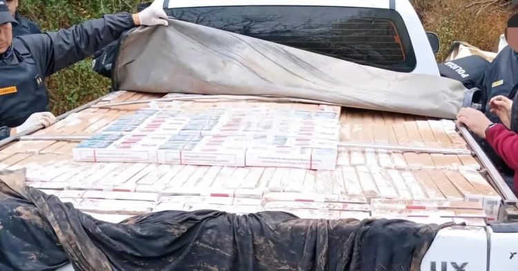 Contrabando: La Policía secuestró dos camionetas con cajas de cigarrillos y radios de comunicación en Ibarreta