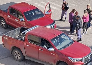 Le robaron una rueda de auxilio, lo siguieron y «escracharon» en las redes