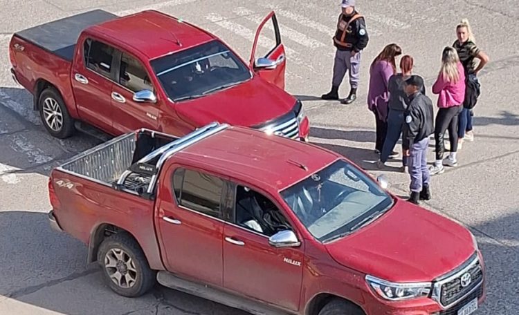 Le robaron una rueda de auxilio, lo siguieron y «escracharon» en las redes