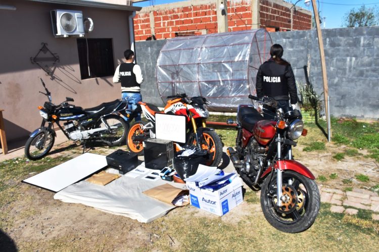 Realizaba sorteos “clandestinos” de motos, celulares y efectivo por redes sociales, lo detuvieron y “le secuestraron todo”