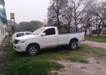 Chocó a una motociclista, escapó, pero la Policía encontró la camioneta