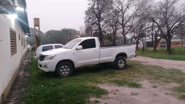 Chocó a una motociclista, escapó, pero la Policía encontró la camioneta