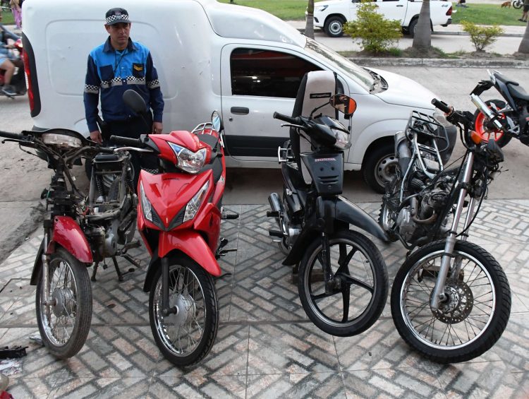 Allanaron taller mecánico del barrio Eva Perón que tenía motos robadas: adulteraban números de cuadro y motor