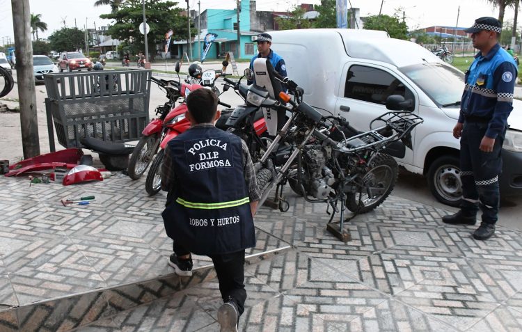 Allanaron taller mecánico del barrio Eva Perón que tenía motos robadas: adulteraban números de cuadro y motor