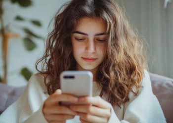 Cómo reconocer el pantallismo, la adicción al celular que altera la salud mental de niños y adolescentes