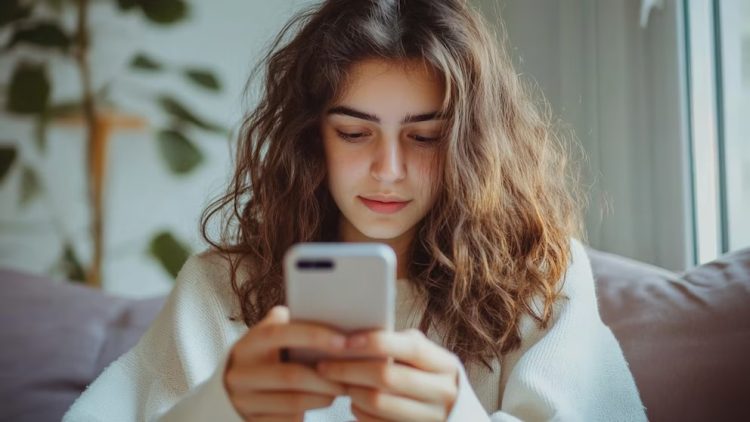 Cómo reconocer el pantallismo, la adicción al celular que altera la salud mental de niños y adolescentes