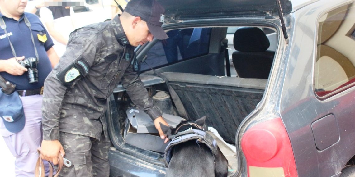 Circulaba borracho y encima le encontraron cocaína en el auto