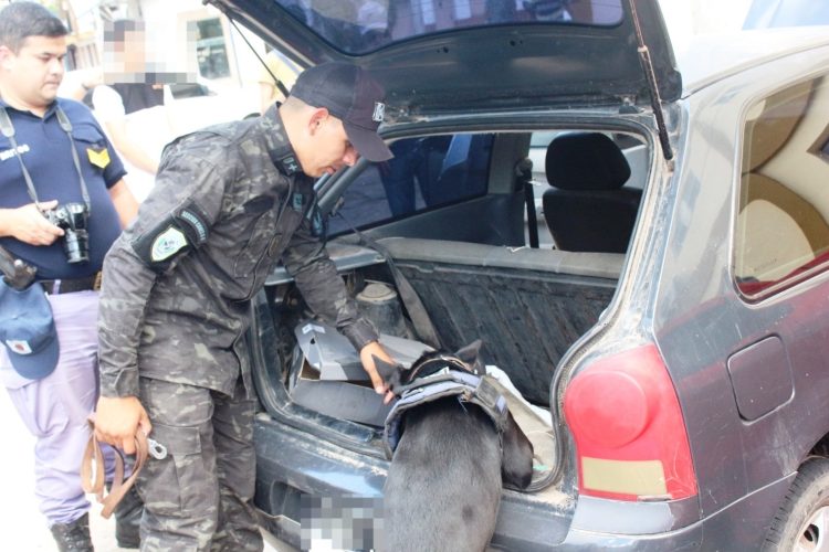 Circulaba borracho y encima le encontraron cocaína en el auto