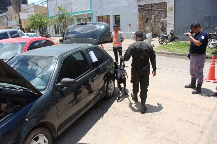 Circulaba borracho y encima le encontraron cocaína en el auto