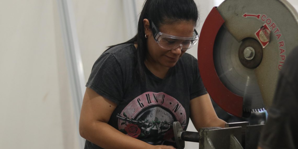 Alumnos del taller municipal de carpintería en aluminio continúan perfeccionando conocimientos