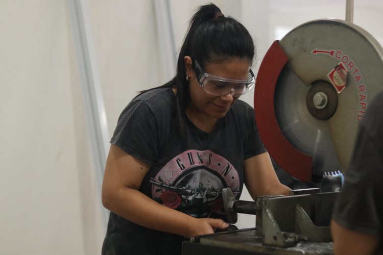 Alumnos del taller municipal de carpintería en aluminio continúan perfeccionando conocimientos