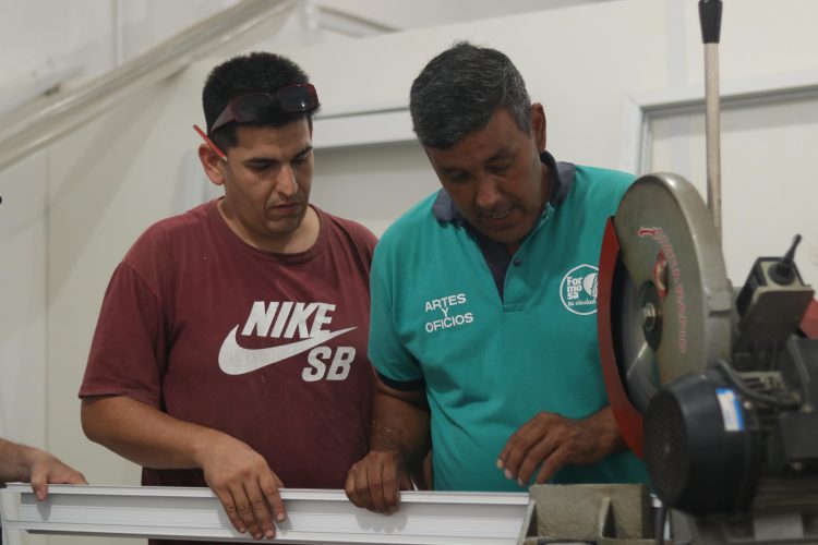 Alumnos del taller municipal de carpintería en aluminio continúan perfeccionando conocimientos