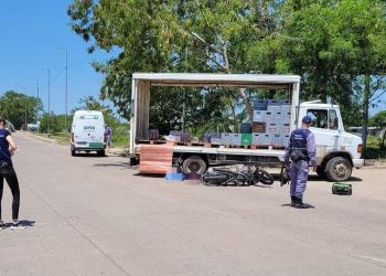 Tragedia: llevaba a su sobrina de 6 años en moto, cayeron bajo un camión y la niña falleció