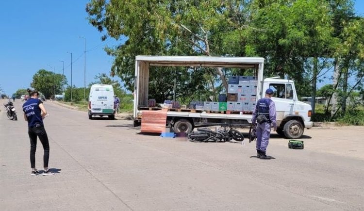 Tragedia: llevaba a su sobrina de 6 años en moto, cayeron bajo un camión y la niña falleció