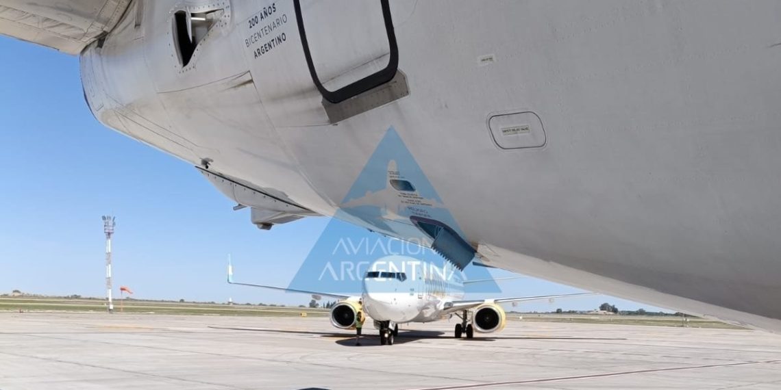 Un avión de Flybondi casi choca a otro de Aerolíneas y se desataron protestas de los pasajeros