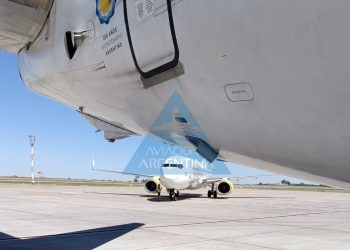Un avión de Flybondi casi choca a otro de Aerolíneas y se desataron protestas de los pasajeros