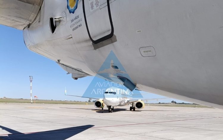Un avión de Flybondi casi choca a otro de Aerolíneas y se desataron protestas de los pasajeros