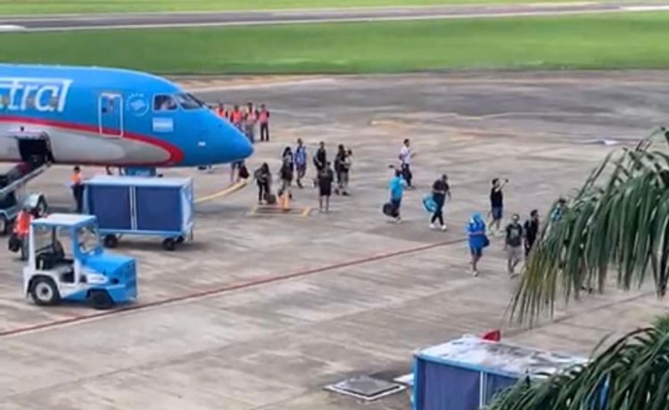 Invasión de hinchas de Racing que van a Paraguay colman hoteles en Formosa. También hubo un accidente fatal