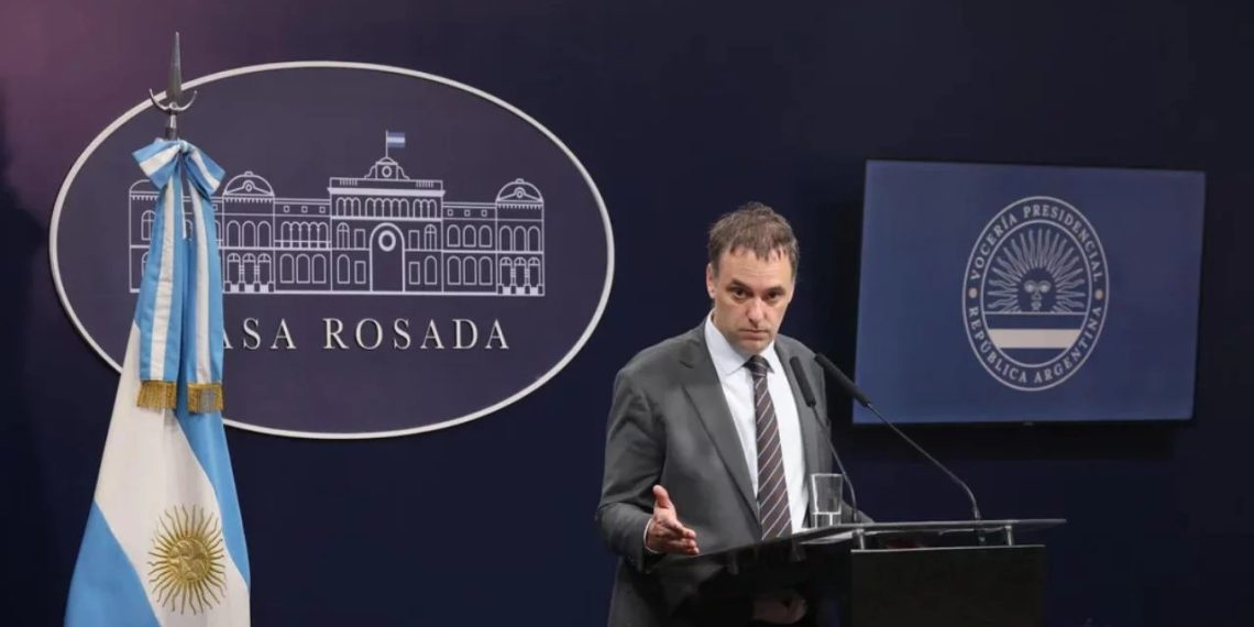 El Gobierno anunció que las universidades y los hospitales públicos podrán cobrarles a extranjeros