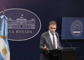 El Gobierno anunció que las universidades y los hospitales públicos podrán cobrarles a extranjeros