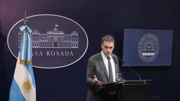 El Gobierno anunció que las universidades y los hospitales públicos podrán cobrarles a extranjeros