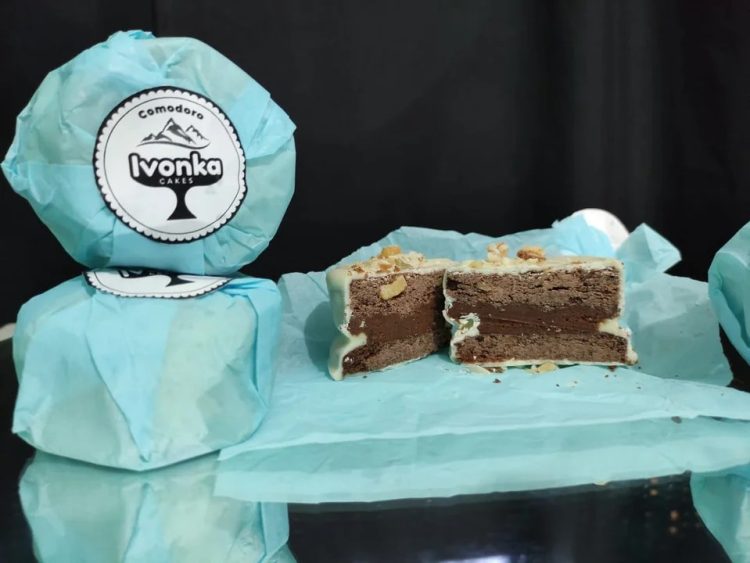 Creó el alfajor petrolero y la rompió en la Expo Turismo: vendió 70 docenas en menos de dos días