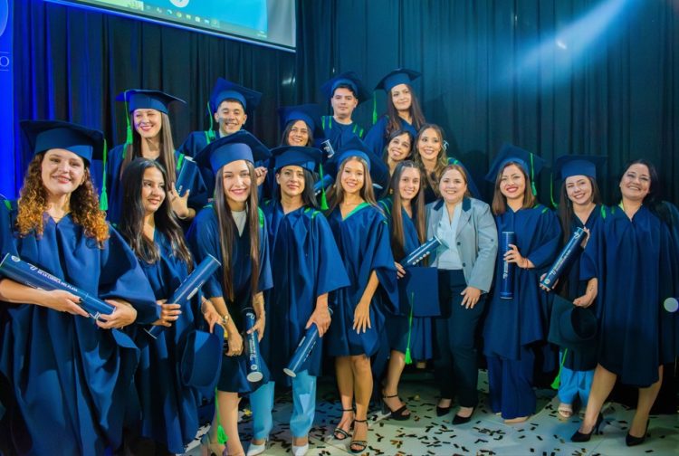 La Universidad de la Cuenca del Plata entregó diplomas a sus primeros licenciados en Fonoaudiología