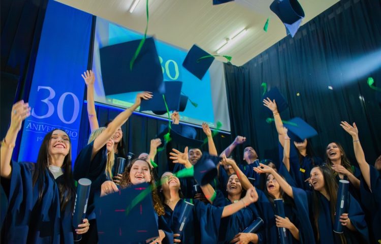 La Universidad de la Cuenca del Plata entregó diplomas a sus primeros licenciados en Fonoaudiología